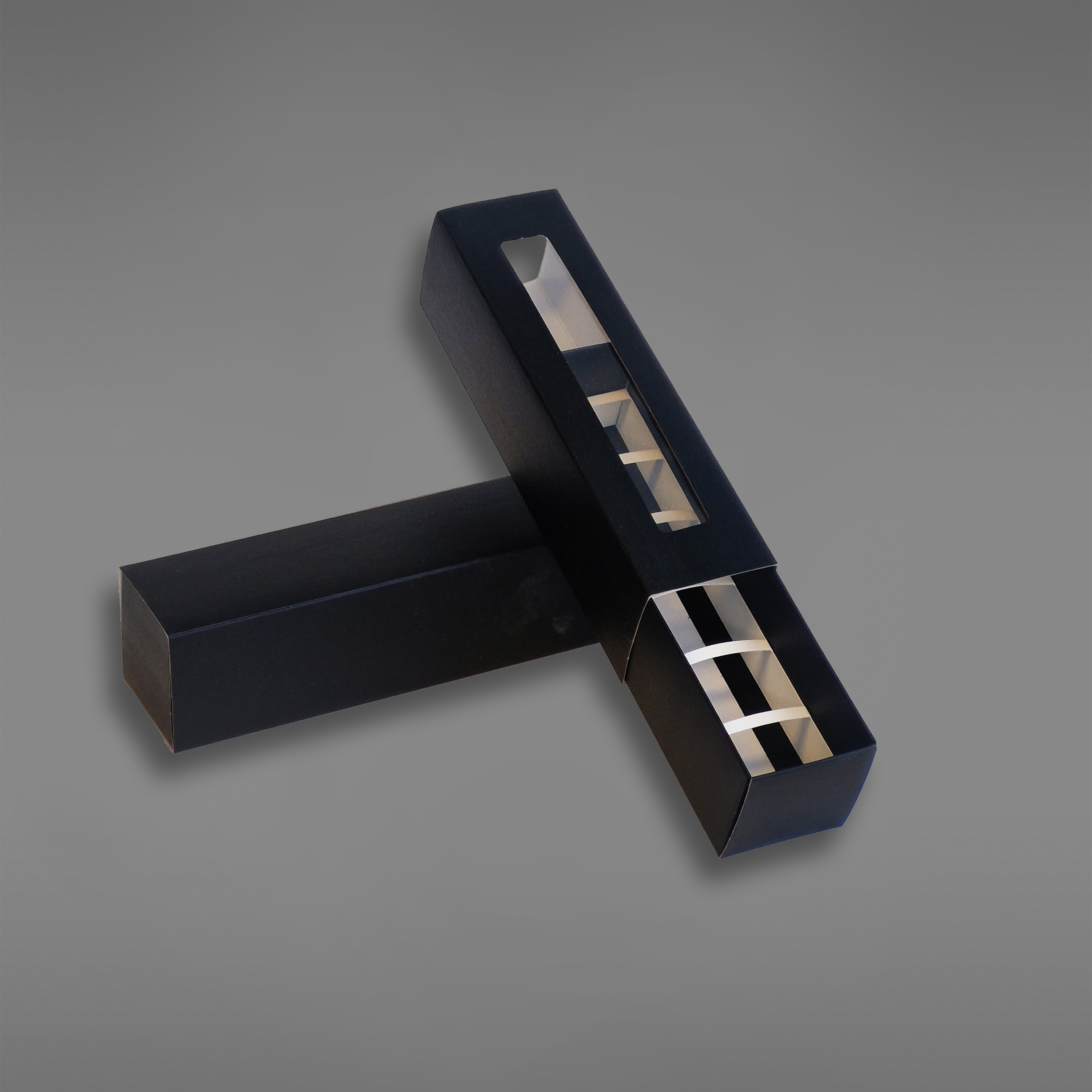 Enkel makroneske med vindu med romindeler svart